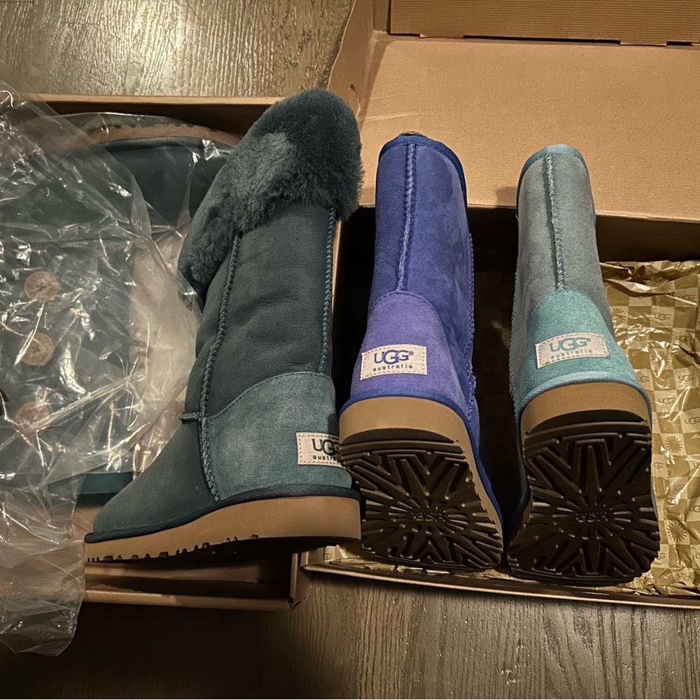 UGG Women's Winter Boots bundle (Christmas 🎄new and authentic 100 percent size 6